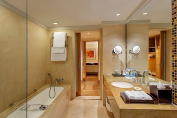 Executive Room, 1 King Bed, Executive Level