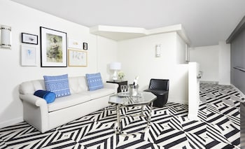 Premier Suite, 1 King Bed, Roll-in Shower