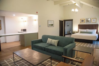 Suite, 1 King Bed, Non Smoking (Garden View, Wet Bar)