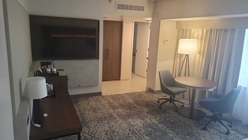 Club Room, 1 King Bed, Capitol View