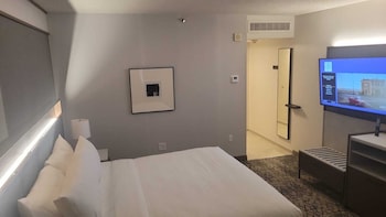 City Room, 1 King Bed