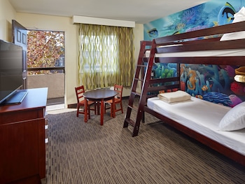 Deluxe Suite (1 King Bed and 1 Bunk Bed)