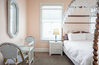 The Curry Poolside Suite | Second Floor King