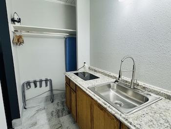 Single Room, 1 King Bed, Non Smoking, Kitchenette