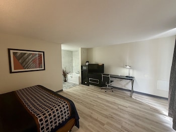 Deluxe Suite, 1 King Bed, Non Smoking, Hot Tub