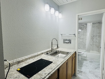 Single Room, 1 King Bed, Non Smoking, Kitchenette