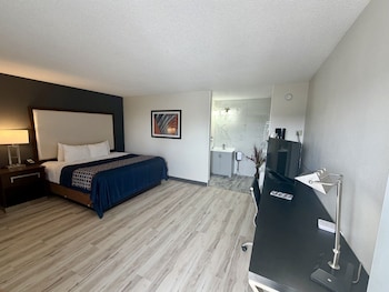 Deluxe Suite, 1 King Bed, Non Smoking, Hot Tub