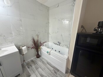 Deluxe Suite, 1 King Bed, Non Smoking, Hot Tub