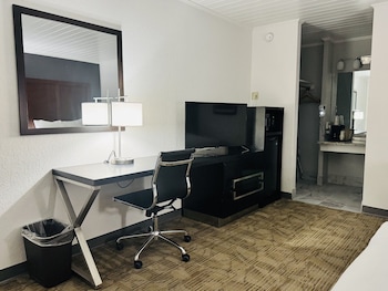 Single Room, 1 King Bed, Non Smoking, Kitchenette