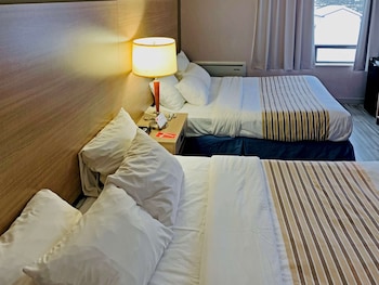 Room, 2 Queen Beds, Non Smoking