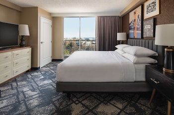 Suite, 1 King Bed, Accessible, Bathtub