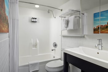 Deluxe Room, 2 Queen Beds, Non Smoking, Pool View