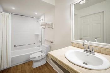 Standard Room, 1 Queen Bed, Accessible, Bathtub