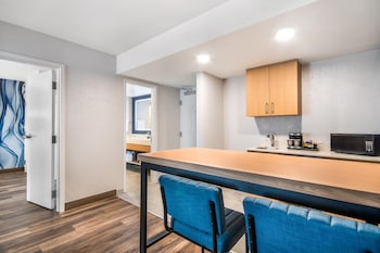 Suite, 1 King Bed, Kitchenette