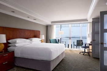 1 King Bed, Waterfront, Main Tower, Guest Room