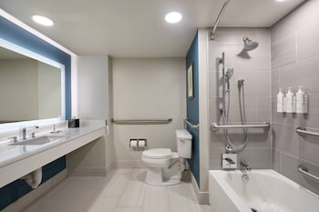Room, 2 Queen Beds, Balcony, Tower (Mobility/Hearing Accessible, Tub)