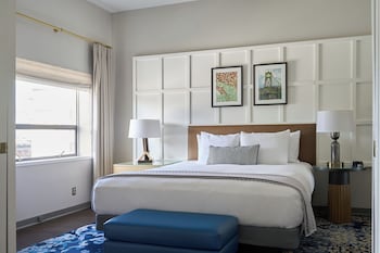 Deluxe Room, 1 King Bed, Corner