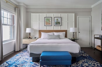 Deluxe Room, 1 King Bed, Corner
