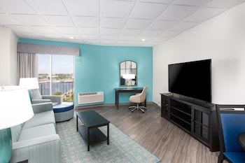Suite, 1 King Bed (Scenic View)