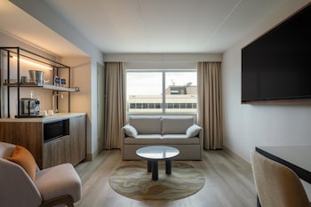 2 DOUBLE 1 BEDROOM MOBILITY ACCESSIBLE W/ TUB