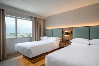 2 DOUBLE 1 BEDROOM MOBILITY ACCESSIBLE W/ TUB