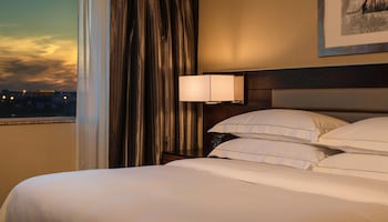 1 KING BED 1 BEDROOM SUITE - SOFA BED