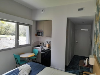 Comfort Studio, 1 Queen Bed, Kitchenette, Garden View
