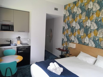 Comfort Studio, 1 Queen Bed, Kitchenette, Garden View
