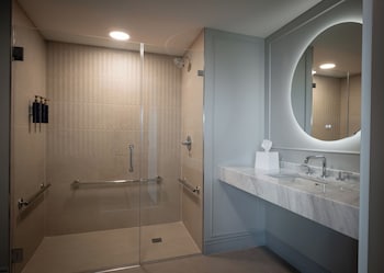 Luxe King Suite Accessible RI Shower