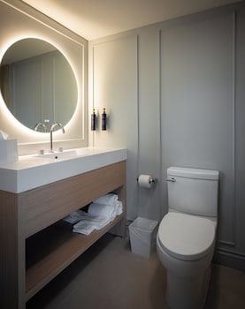 Luxe 1 Queen Accessible with Tub