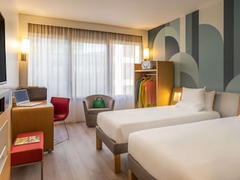 Standard Room, 2 Twin Beds, Mobility Accessible (in Plaza Building)