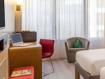 Standard Room, 2 Twin Beds, Mobility Accessible (in Plaza Building)