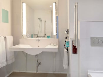 Standard Room, 2 Twin Beds, Mobility Accessible (in Plaza Building)