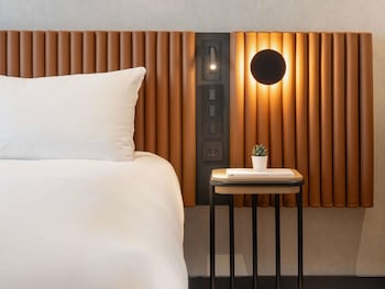 Accessible Superior Deluxe Room with 1 Queen Bed in the Deluxe Building