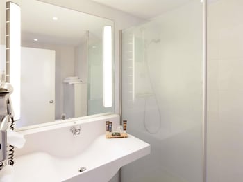 Standard Room, 2 Twin Beds, Mobility Accessible (in Plaza Building)