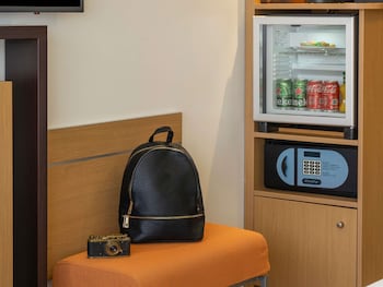 Standard Room, 2 Twin Beds, Mobility Accessible (in Plaza Building)