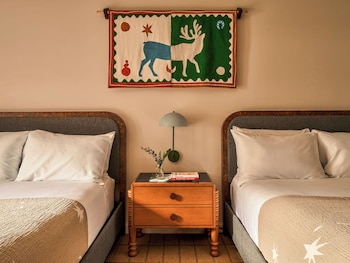Room, 2 Queen Beds, Roll-in Shower (Roll In Shower)