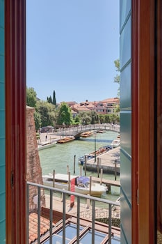 Deluxe Triple Room, Canal View (Small Canal and/or Garden)