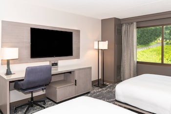 Room, 2 Queen Beds (Mobility Accessible, Tub)