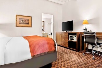 Standard Room, 1 Queen Bed, Non Smoking, Refrigerator & Microwave