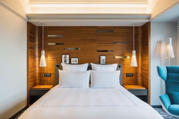 Deluxe Suite,  1 King Bed, Executive Lounge Access, High Floor