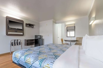 Standard Room, 1 King Bed, Non Smoking, Refrigerator & Microwave