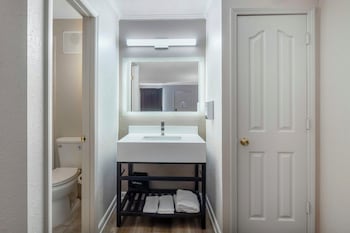 Deluxe Room, 1 King Bed, Non Smoking