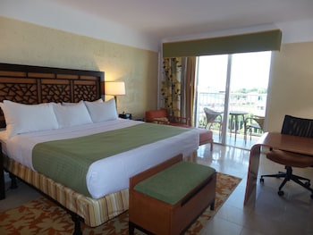 Room, 1 King Bed, Balcony, Beach View