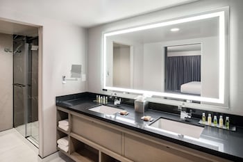 Suite, 1 King Bed, Balcony