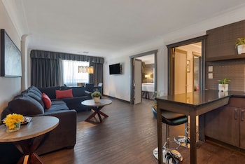 Suite, 1 King Bed, Non Smoking, Jetted Tub (Living Room;with Sofabed)