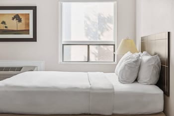 Studio Suite with Kitchenette, 1 Queen Bed, Non Smoking