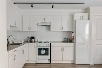 1 Bedroom Suite with Kitchenette and Sofa Bed, 1 Queen Bed, Non Smoking