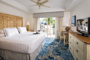 Deluxe Studio, 1 King Bed, Pool View