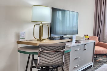 Standard Room, 1 King Bed, Accessible (Mobility, Roll-In Shower)